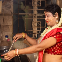 Evening culinary workshop & dinner with Bengali family in Kolkata