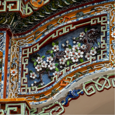Take a rickshaw ride around the Imperial City