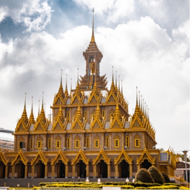 Marvel at Uthai Thani’s Crystal & Golden Temples